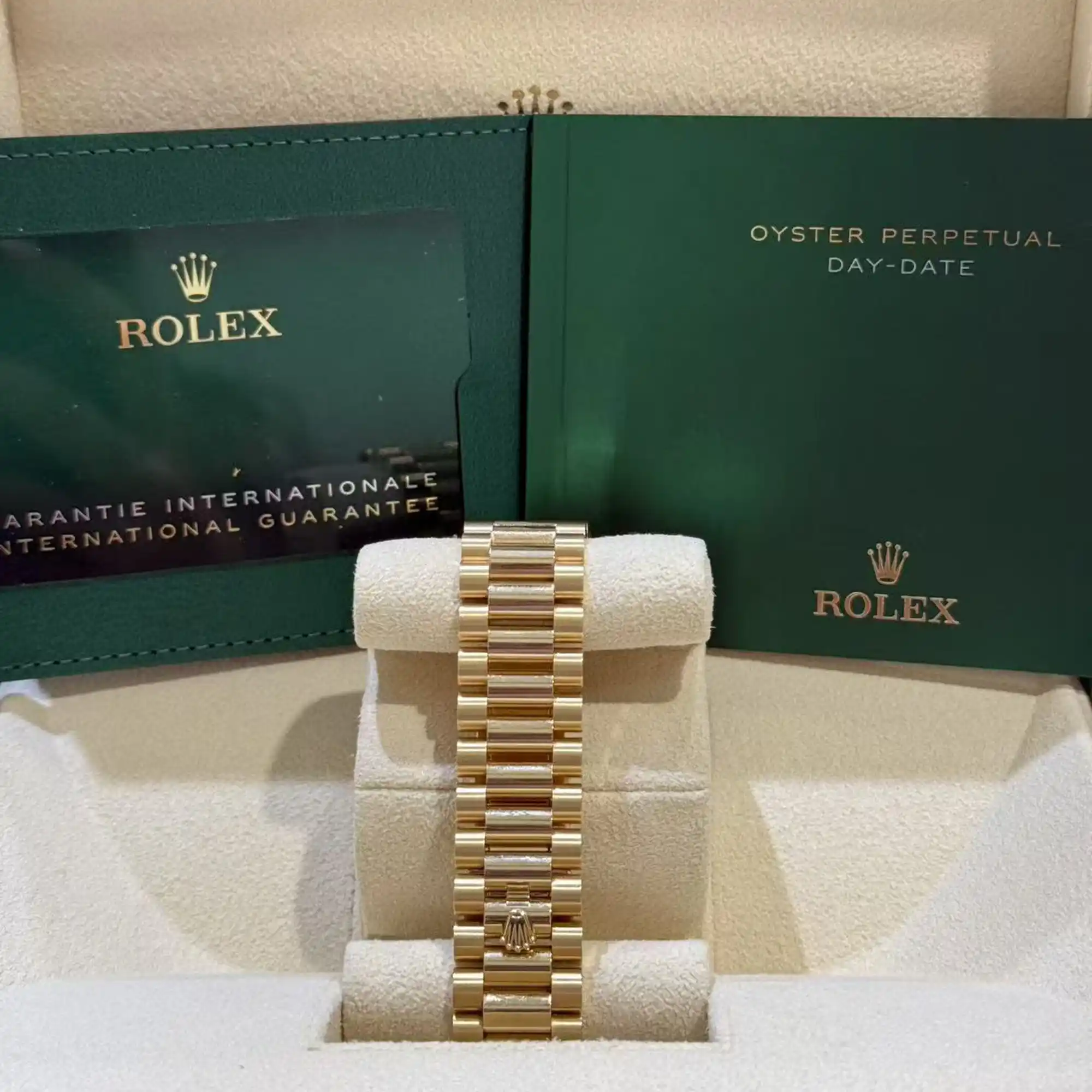 Superclone Rolex Day-Date 40 Yellow Gold Champagne Roman 228238 - Image 3
